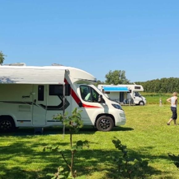 Een camper in het gras