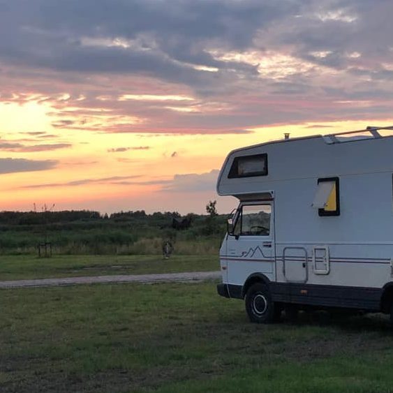 Een camper met een horizon op de achtergrond