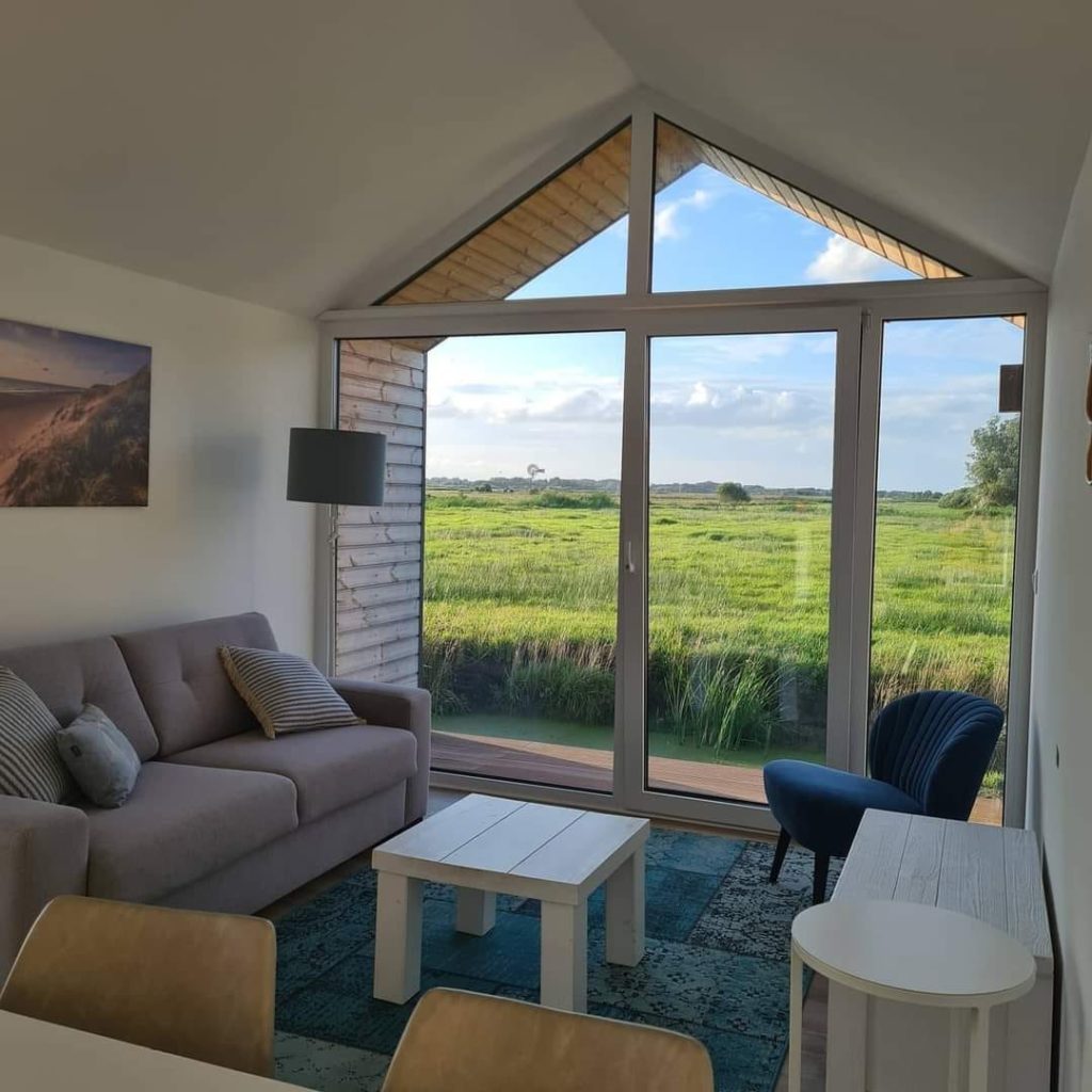 Interieur natuurhuisje Bregeham met uitzicht op de een weiland.
